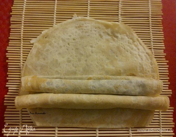 Следующий этап – это СВОРАЧИВАНИЕ: 
Складываю все рулетики на доску и отправляю на несколько минут в морозильник, чтобы они немного схватились, чтобы удобнее было сворачивать в роллы. Затем выкладываю на блин все 3 разные трубочки – рулетика.