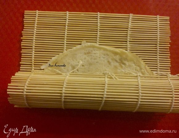 и аккуратно закручиваю в ролл - рулетик до конца блина. Для удобства можно использовать циновку. 