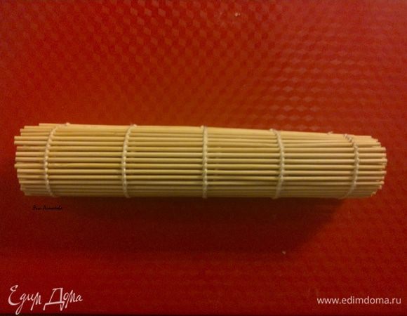 Закручиваю до конца блина при помощи циновки. Оставшийся маленький край, обрезаю ножом, чтобы край был ровным. Получившийся ролл отправляю на несколько минут в морозильник, чтобы он немного схватился и было удобно его нарезать. 

