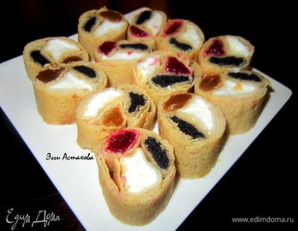 Затем отрезаю острым ножом сначала края ролла, чтобы получились ровные края ролла. Теперь нарезаю весь ролл на равные кусочки и выкладываем на блюдо. 
