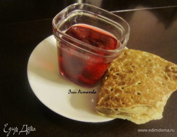  Подавать десерт можно с любым соусом по вкусу, например: 
 1. КЛУБНИЧНЫЙ СОУС

В сотейник выкладываю размороженную клубнику, добавляю сахар, несколько ложек воды и ставлю на огонь - тушу минут 10. Развожу в пол стакане воды крахмал и ввожу в клубничную массу. Довожу до кипения, затем убавляю огонь, добавляю коньяк, масло и варю еще 5 минут. Соус начнет густеть, выключаю газ, добавляю ванилин. Перемешиваю. Все, соус готов. Мне нравится когда в соус попадаются практически целые ягодки, но это по вкусу. А так можно блендером погружным довести соус до однородного состояния.
Переливаю его в стеклянную емкость и оставляю немного остывать, а затем ставлю на 10 минут в холодильник, пусть остынет и загустеет.

P.S: количество жидкости и крахмала зависит от сорта и качества ягод, а также если вы любите более жидкий соус, берите крахмала меньше или воды больше.