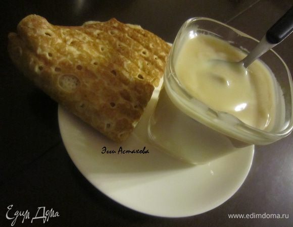 3. СОУС ИЗ БЕЛОГО ШОКОЛАДА С БАНАНОМ

Разламываю шоколад на кусочки. Ставлю на водяную баню топиться шоколад, добавляю масло, перемешиваю, как шоколад полностью растопится добавляю сгущенку, нарезанный мелко банан, ванилин и томлю на водяной бане минут 15. Затем снимаю, добавляю рюмку ликера и даю остыть. Все, соус готов. Подаю теплым. Соус начнет сильно густеть по мере того как будет остывать. Как остынет - его можно ложками кушать как вкусный десерт ))) 