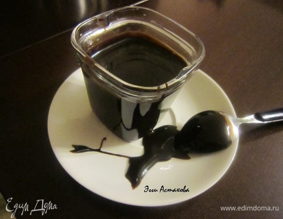 4. ЩОКОЛАДНО- ОРЕХОВЫЙ СОУС

Обжариваю на сухой сковороде орехи без масла. Даю остыть и измельчаю. Разламываю шоколад на кусочки. Ставлю на водяную баню топиться шоколад, добавляю масло, перемешиваю, как шоколад полностью растопится добавляю горячую воду, коньяк, ванилин измельченные орехи и хорошо вмешиваю ее в шоколадную массу. Если соус густоват, то добавляю еще по чуть-чуть горячей воды. Соус необходимо постоянно помешивать. Как только все составляющие полностью смешались – соус готов. Подаю соус теплым. Как остынет - его можно ложками кушать как вкусный десерт )))