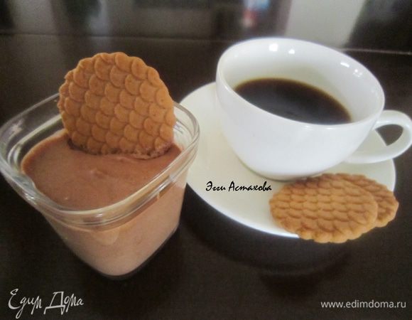 6. СЛИВОЧНО-ШОКОЛАДНЫЙ СОУС

Шоколад ломаю на кусочки, заливаю свеже заваренным крепкий кофе, добавляю масло и подогреваю пока шоколад не растопится. Выключаю газ. Затем добавляю ванилин, ликер, перемешиваю. Отдельно немного взбиваю сливки и по чуть-чуть добавляю шоколадно-кофейной массы, продолжая взбивать. Затем слегка охлаждаю, периодически помешивая. Все,соус готов. Как только все составляющие полностью смешались – соус готов. Как остынет - его можно использовать как соус, так и ложками кушать как вкусный десерт )))