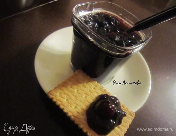 7. СОУС ЕЖЕВИЧНО-КЛЮКВЕННЫЙ С АПЕЛЬСИНОВЫМ СОКОМ

В сотейник выкладываю размороженные ягоды, тру цедру лимона, добавляю сахар, несколько ложек воды и ставлю на огонь -тушу минут 15. Развожу в пол стакане апельсинового сока крахмал и ввожу в ягодную массу. Довожу до кипения, затем убавляю огонь, добавляю коньяк, масло мускатный орех и варю еще 5 минут. Соус начнет густеть, выключаю газ. Перемешиваю. Все, соус готов. Мне нравится когда в соус попадаются практически целые ягодки, но это по вкусу. А так можно блендером погружным довести соус до однородного состояния.
