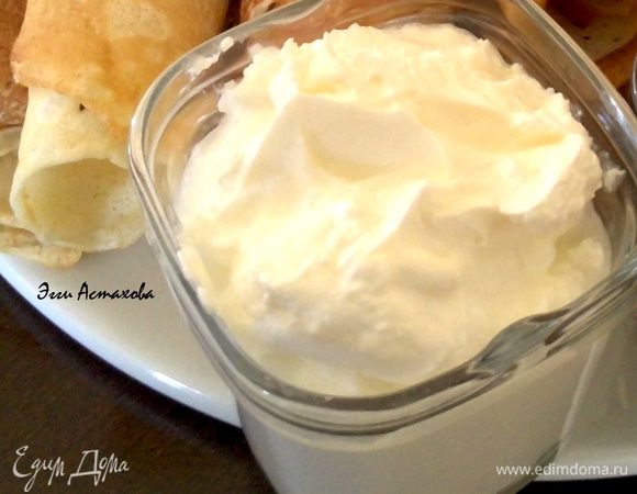 8. ТВОРОЖНЫЙ СОУС

Перетираю творог через сито. Смешиваю со сметаной, добавляю творожный сыр, сахарную пудру, ванилин и молочный ликер "Бейлиз" или любой другой по вкусу. Взбиваю с помощью миксера до однородной массы. Охлаждаю в холодильнике перед подачей к столу. Все, соус готов