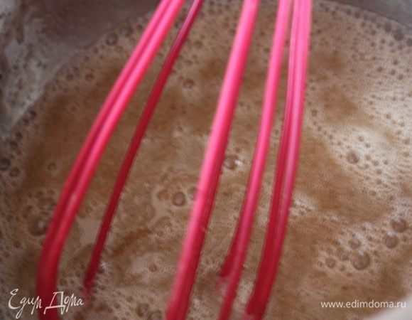 Приготовим бисквит. Яйца с сахаром подогреем до 45 градусов (или пока,не пойдет пар) на водяной бане или на мал.огне. Постоянно помешиваем.Масса должна посветлеть и начать пениться.