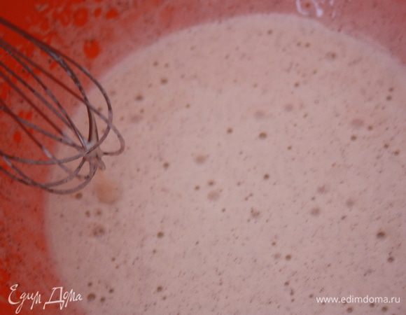 Начинаем взбивать на высокой скорости,пока масса не станет пышной и не увеличиться в несколько раз.