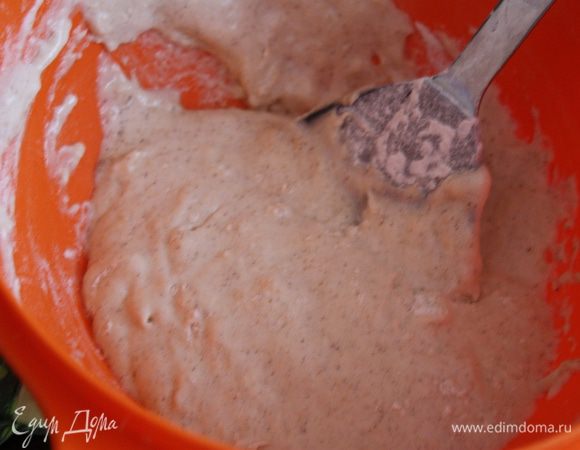 Добавляем просеянные вместе муку и крахмал,семена ванили,в несколько заходов,постоянно помешивая лопаточкой снизу вверх.