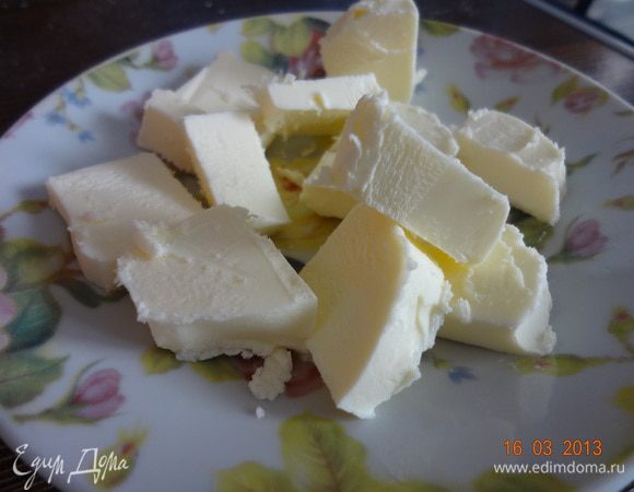 Сливочное масло, не холодное, но и не мягкое, разрезать на кубики и отправить к мучной смеси.