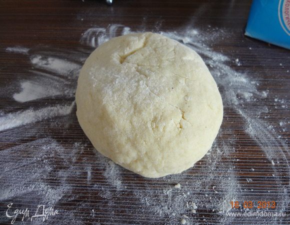 Долго вымешивать его не нужно, только чтобы сильно не липло к рукам. Скатать в шар. Вообще тесто получается нежным и воздушным, очень приятным на ощупь. 