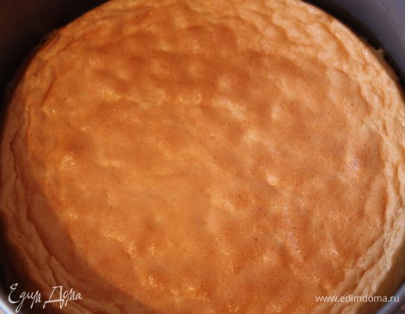 Тесто выливаем в смазанную маслом раъемную форму.Ставим в разогретую до 180 градусов духовку на 16-18 минут. Оставляем остывать в форме.