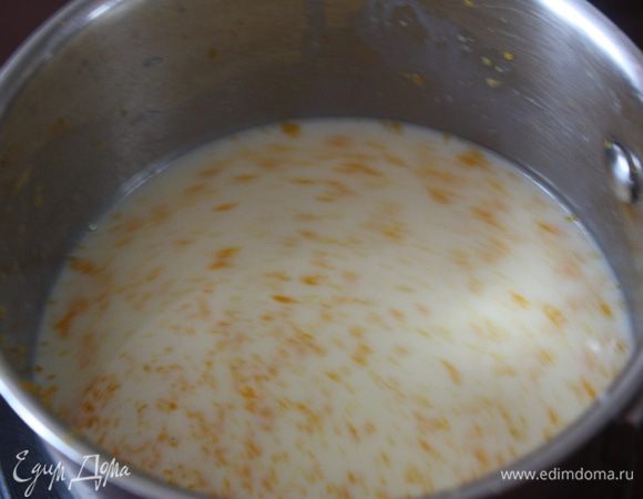 Теперь блинчики от Надежды.Рецепт привожу без изменений,единственное я добавила меньше сока,чтобы вкус не был так ярко выражен. В половину стакана молока добавляем натертую цедру апельсина,сахар и довести до кипения,закрыть крышкой и дать остыть.