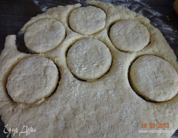 Формочкой или стаканом, как я, вырезаем небольшие кружочки, перекладываем на противень, смазанный маслом.