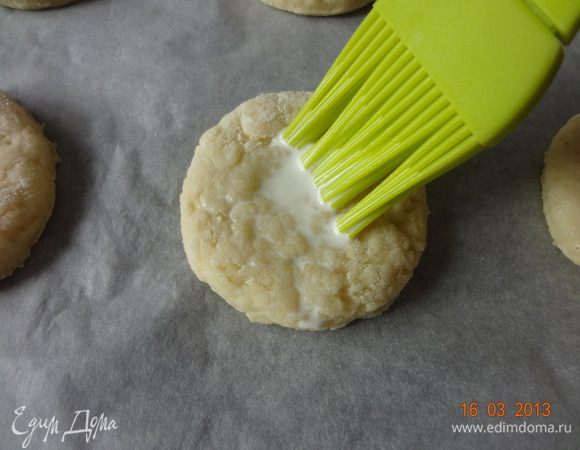 Смазываем поверхность кисточкой, смоченной в сливках.