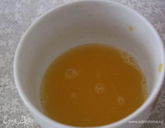 Выжимаем сок половины апельсина