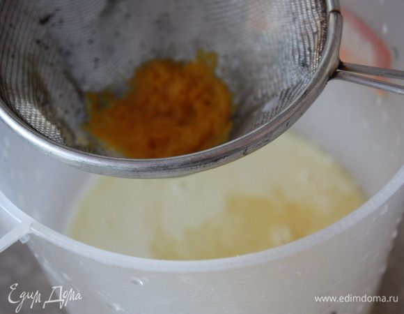 Процеживаем молочную массу с цедрой и сок.Хорошенько отжимаем цедру.