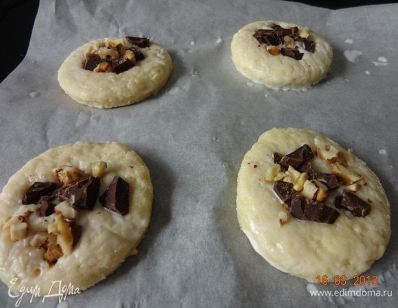 Теперь выкладываем кусочки шоколада и орехов на каждую булочку и отправляем в предварительно разогретую до 190 С духовку на 15-20 минут (в моей духовке сконы провели 15 минут).