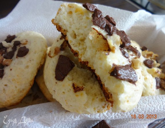 Вынимаем, снимаем с противня, выкладываем на решетку остывать. 
Сконы вкусны теплые с ароматным чаем или кофе, может с молоком, кому нравится.