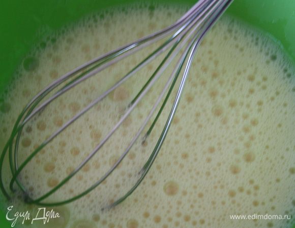 Взбить яйца с щепоткой соли до легкой пенки,добавить процеженную смесь и сок,хорошо перемешать венчиком.Муку посеять и соединить ее с яично-апельсиновой смесью.Хорошо все перемешать венчиком до однородного густоватого теста.Добавить растительное масло и снова все хорошо перемешать.