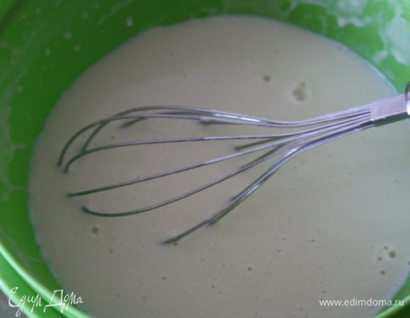 Затем вылить остальное молоко и хорошо перемешать.