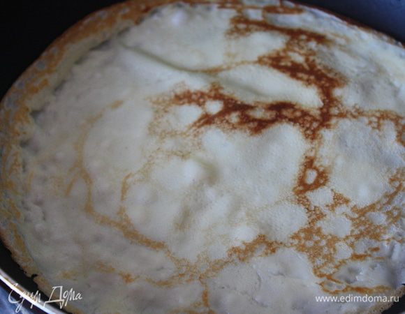 Печем блинчики.У меня получилось 12 блинчиков. для торта понадобилось 10.