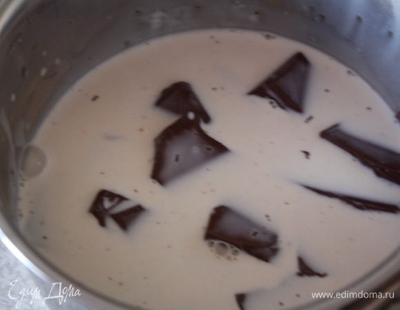Теперь шоколадный мусс. Берем 60 мл сливок нагреваем их почти до кипения и складываем туда порезанный шоколад. Тем временем замачиваю желатин в холодной воде.