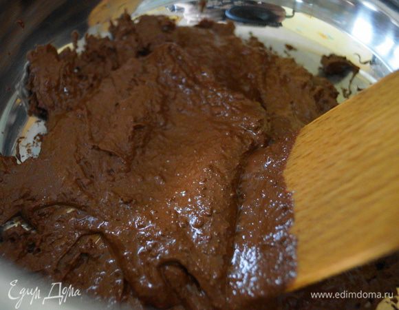 Шоколад поломать на кусочки, сложить в чашку и растопить на водяной бане