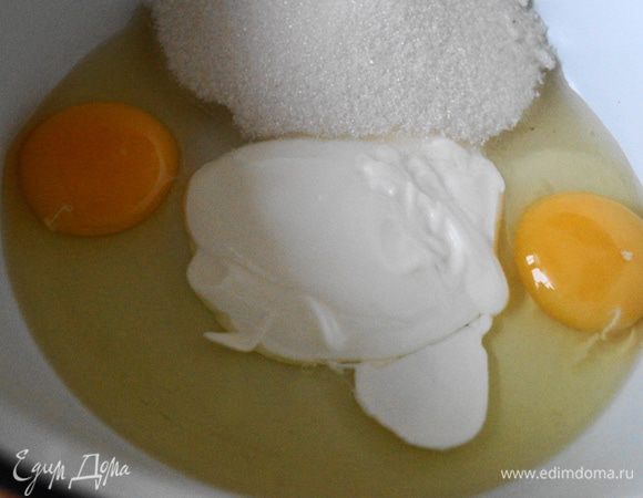 В отдельной чашке смешать яйца, сметану, сахар и ванильный сахар