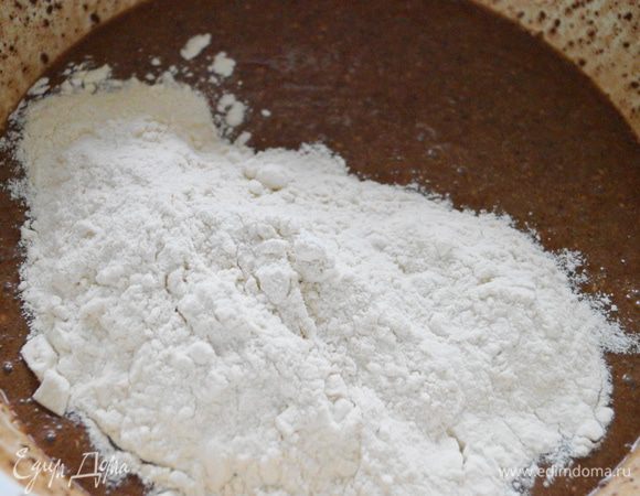 Смешать миндальную муку с обычной мукой и разрыхлителем. Добавить к шоколадной массе