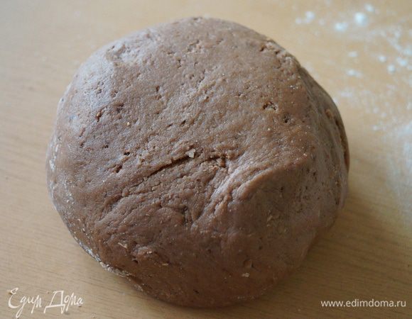 Замесить тесто, скатать в шар, завернуть в пищевую пленку и убрать в холодильник на 30 минут