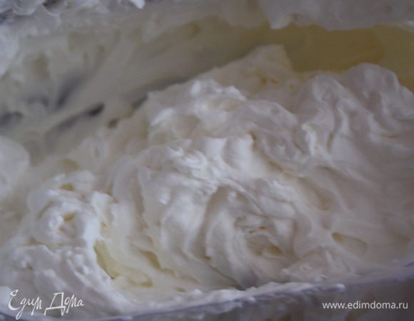 Оставшиеся 190 мл сливок взбиваем в крепную пену,до устойчивых пиков