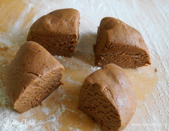 Немного посыпаем мукой стол, выкладываем на него тесто и делим на 4 части