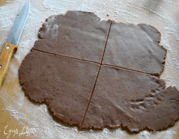 Раскатать каждую часть в круг толщиной 2 мм, разрезать на 4 треугольника