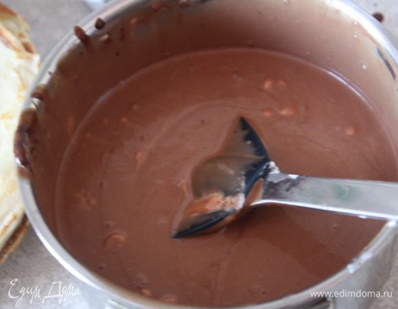 И в несколько приемов вводим в шоколадную массу,аккуратно помешивая лопаткой снизу вверх.Отставляем в сторону остывать.