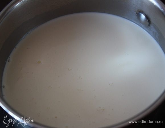 Теперь заварной крем. Ставим молоко и сливки на медленный огонь и доводим до кипения.