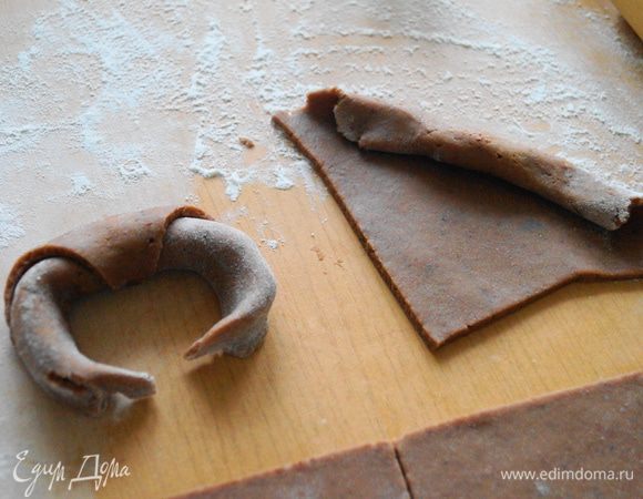 Скатать каждый треугольник начиная с широкой части и заканчивая узкой, придать форму полумесяца