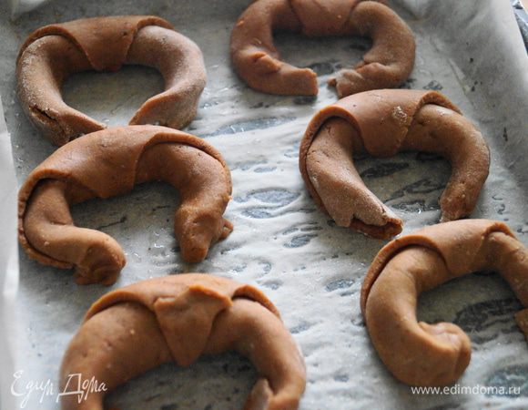 Противень застелить бумагой для выпечки, чуть-чуть смазать маслом и выложить на него готовые рогалики. Поставить в духовку разогретую до 200 градусов на 15 минут