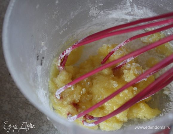 Желтки перемешиваем с сахаром и крахмалом.