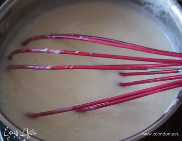 Добавляем семена ванили и выливаем массу обратно в кастрюльку. Постоянно помешиваем.Подогреваем до 80 градусов (или пока масса не станет упругой и станет сопротивляться)