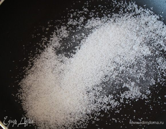 Теперь бананы в карамели. На сковороду высыпаем сахар и ставим на максимальный огонь. 