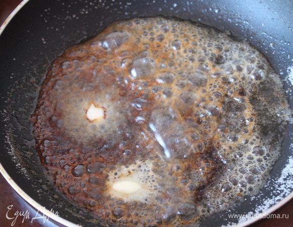 Как сахар станет коричневым добавляем масло