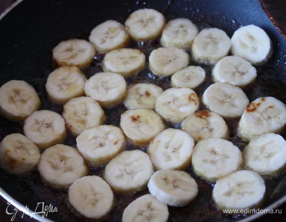 Добавляем бананы и обжариваем минуту