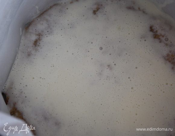 Наносим крем на бисквит,не жалеем.