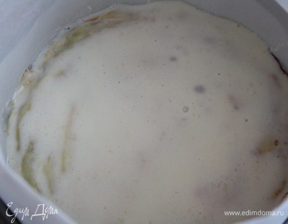 промазываем кремом...потом еще один блин,крем,и снова блин,крем...