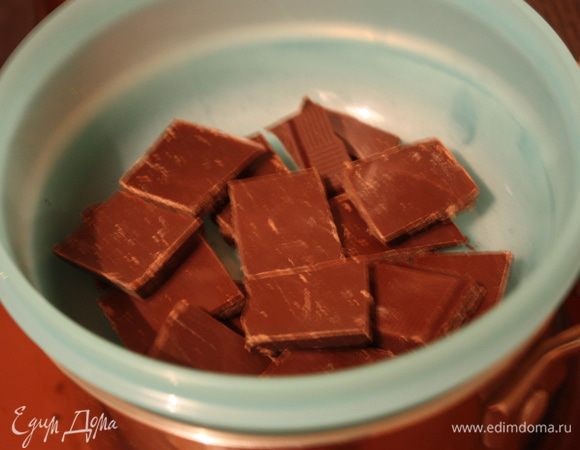 Теперь займемся украшениями. Я еще не знала толко как я буду украшать,поэтому делала не глаз все. И по количеству тоже по ходу подбирала все. Растопим на на водяной бане шоколад.