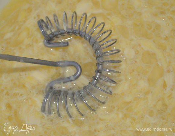 в молоко добавляем яйцо, растительное и растопленное сливочное масло и все размешиваем венчиком. 