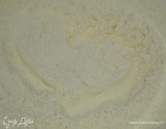 в большую миску просеять 500 г муки - больше не надо! муку будем добавлять по факту, чтобы не переборщить
