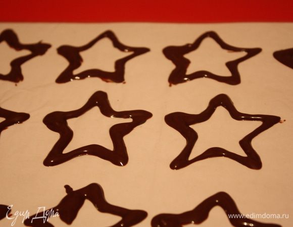 в корнет набираем крем и рисуем звездочки,убираем в холодильник