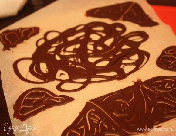 также я решали сделать треугольнички для украшения боков,шоколад наносим на пергамент,проводим спичкой или ножом,чтобы разделить их,даем чуть застыть и рисуем спичкой все,что захотим.Убираем до утра в холодильник.